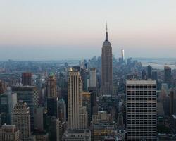 aéreo noite Visão do Manhattan Horizonte dentro Novo Iorque foto