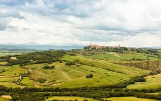 Visão do a Cidade do pienza com a típica toscana colinas foto