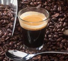 espresso café dentro vidro copo com café feijões. foto