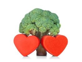 cru brócolis com corações foto