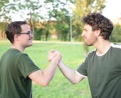 dois amigos high-fives alegremente depois de trabalhando Fora foto