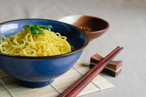 ovo macarrão dentro cerâmico tigela para chinês Comida receita foto