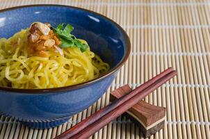 ovo macarrão dentro cerâmico tigela para chinês Comida receita foto