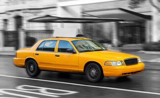 amarelo táxi dentro Manhattan dentro uma chuvoso dia. foto