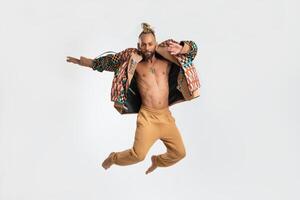 gay homem dançando dentro foto estúdio