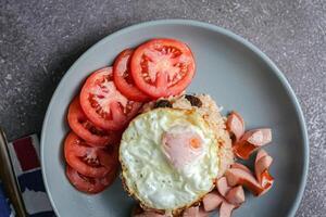 americano frito arroz com salsicha, ovo e frito frango baquetas foto