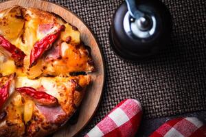 pequeno pizza com caranguejo cobertura servido dentro pizza restaurantes, mini pizza, italiano comida, quente pizza com caranguejo cobertura. foto