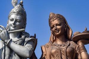 grande estátua do senhor Radha Krishna perto Délhi internacional aeroporto, Délhi, Índia, senhor Krishna e Radha grande estátua tocante céu às a Principal rodovia mahipalpur, Délhi foto