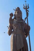 grande estátua do senhor shiva perto Délhi internacional aeroporto, Délhi, Índia, senhor faca grande estátua tocante céu às a Principal rodovia mahipalpur, Délhi foto