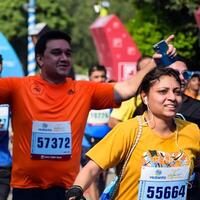 Novo Délhi, Índia - Outubro 15 2023 - vedanta Délhi metade maratona raça depois de cobiçado dentro que maratona participantes sobre para Cruz a terminar linha, Délhi metade maratona 2023 foto