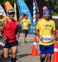 Novo Délhi, Índia - Outubro 15 2023 - vedanta Délhi metade maratona raça depois de cobiçado dentro que maratona participantes sobre para Cruz a terminar linha, Délhi metade maratona 2023 foto