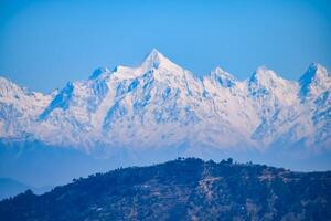 pico muito alto de nainital, índia, a cordilheira que é visível nesta foto é a cordilheira do himalaia, beleza da montanha em nainital em uttarakhand, índia