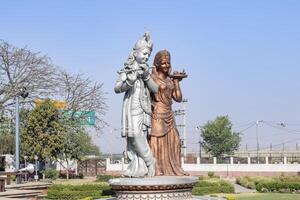 grande estátua do senhor Radha Krishna perto Délhi internacional aeroporto, Délhi, Índia, senhor Krishna e Radha grande estátua tocante céu às a Principal rodovia mahipalpur, Délhi foto