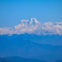 pico muito alto de nainital, índia, a cordilheira que é visível nesta foto é a cordilheira do himalaia, beleza da montanha em nainital em uttarakhand, índia