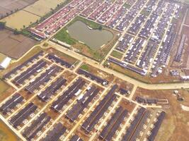 habitação desenvolvimento dentro Bandung cidade - Indonésia. aéreo zangão Visão do público habitação em a Beira do a cidade. Visão a partir de acima, habitação desenvolvimento. acima. social problemas. tiro a partir de zangão vôo foto