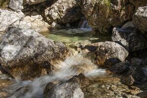 curso de água dentro a dolomites foto