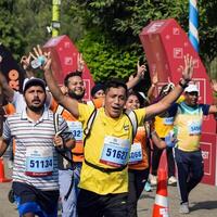 Novo Délhi, Índia - Outubro 15 2023 - vedanta Délhi metade maratona raça depois de cobiçado dentro que maratona participantes sobre para Cruz a terminar linha, Délhi metade maratona 2023 foto