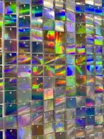 fechar-se do uma vibrante vidro mosaico com uma deslumbrante exibição do reflexivo cores, ideal para único fundo texturas ou abstrato arte conceitos foto