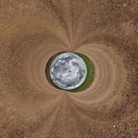 azul orifício esfera pequeno planeta dentro areia ou seco Relva volta quadro, Armação fundo foto