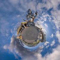 mais alto hindu shiva estátua dentro Índia em montanha perto oceano em pequeno planeta dentro azul céu com tarde nuvens, transformação do esférico 360 panorama. esférico abstrato Visão com curvatura do espaço. foto