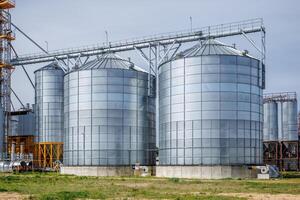silos celeiro elevador em agroindustrial complexo com semente limpeza e secagem linha para grão armazenamento foto
