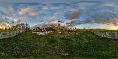 360 hdri tarde panorama em velho cemitério cemitério com lápides e monumentos às pôr do sol dentro cheio equirretangular desatado esférico projeção com zênite, vr conteúdo foto