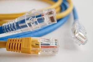 ethernet cabo para conectar para sem fio roteador ligação para Internet serviço fornecedor rede. foto