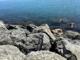 pedras e mar. mar panorama com pedras. azul mar água. pedras debaixo água foto