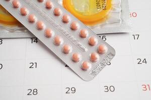 preservativo e nascimento ao controle pílulas para evita infecção, seguro sexo e nascimento ao controle. foto