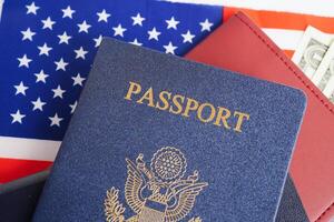 nos Passaporte com EUA dólar dinheiro, americano cidadão dentro Unidos estados do América. foto
