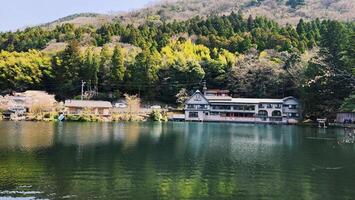 panorama do lago Kinrin, yufuin, oita, Japão, Primavera e natureza fundo foto