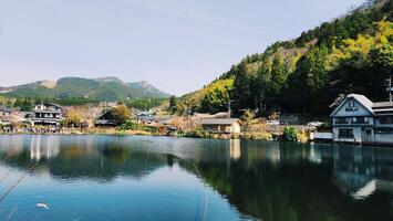 panorama do lago Kinrin, yufuin, oita, Japão, Primavera e natureza fundo foto