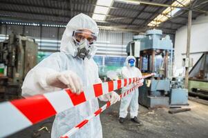 químico especialista vestem segurança uniforme e gás mascarar inspecionando químico vazamento dentro indústria fábrica foto