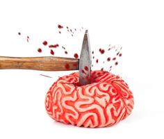 humano cérebro borracha com martelo golpe e sangue derramar foto