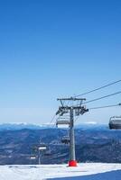 teleférico dentro montanhas durante ensolarado inverno dia. foto