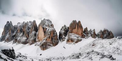 nuvem dia Rocha Colina montanha Rocha pico com neve às inverno. aventura expedição viagem caminhada cena Visão foto