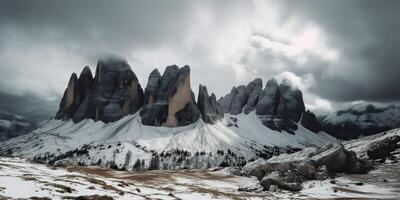 nuvem dia Rocha Colina montanha Rocha pico com neve às inverno. aventura expedição viagem caminhada cena Visão foto