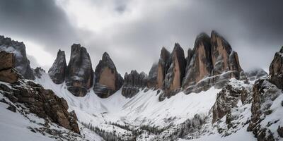 nuvem dia Rocha Colina montanha Rocha pico com neve às inverno. aventura expedição viagem caminhada cena Visão foto