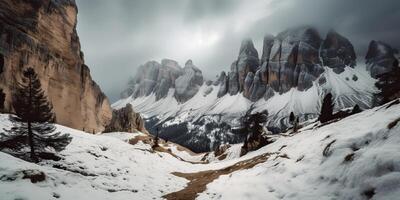 nuvem dia Rocha Colina montanha Rocha pico com neve às inverno. aventura expedição viagem caminhada cena Visão foto