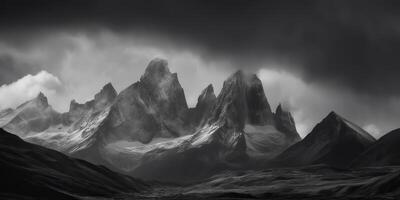 surpreendente Preto e branco fotografia do lindo montanhas e colinas com Sombrio céu panorama fundo Visão cena foto