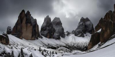 nuvem dia Rocha Colina montanha Rocha pico com neve às inverno. aventura expedição viagem caminhada cena Visão foto