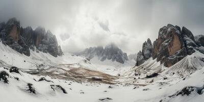 nuvem dia Rocha Colina montanha Rocha pico com neve às inverno. aventura expedição viagem caminhada cena Visão foto