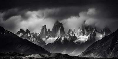 surpreendente Preto e branco fotografia do lindo montanhas e colinas com Sombrio céu panorama fundo Visão cena foto