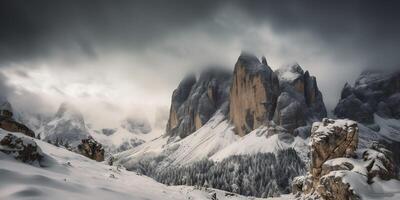 nuvem dia Rocha Colina montanha Rocha pico com neve às inverno. aventura expedição viagem caminhada cena Visão foto