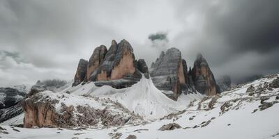 nuvem dia Rocha Colina montanha Rocha pico com neve às inverno. aventura expedição viagem caminhada cena Visão foto