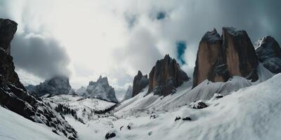 nuvem dia Rocha Colina montanha Rocha pico com neve às inverno. aventura expedição viagem caminhada cena Visão foto