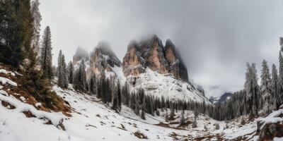 nuvem dia Rocha Colina montanha Rocha pico com neve às inverno. aventura expedição viagem caminhada cena Visão foto