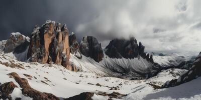 nuvem dia Rocha Colina montanha Rocha pico com neve às inverno. aventura expedição viagem caminhada cena Visão foto