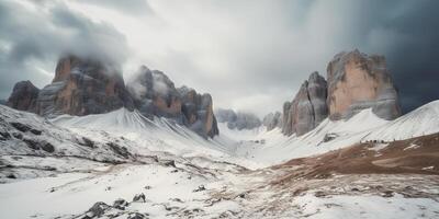 nuvem dia Rocha Colina montanha Rocha pico com neve às inverno. aventura expedição viagem caminhada cena Visão foto