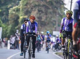 chiangmai Tailândia novembro 20 2022 uma grupo do pessoas estão ciclismo dentro a manhã para exercício foto